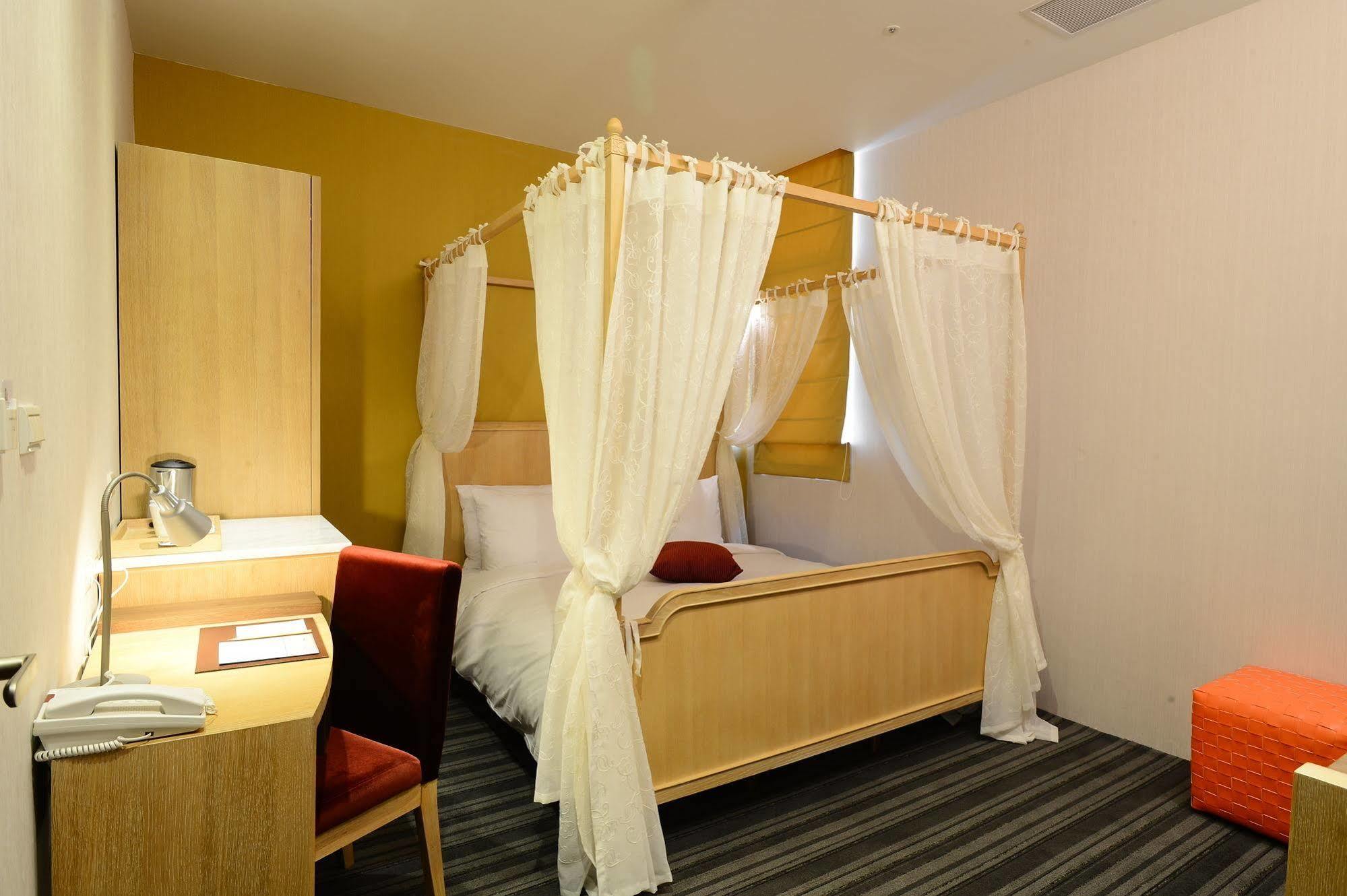 In Young Hotel Kaohsiung Exterior photo